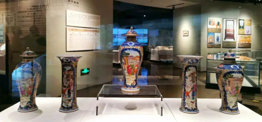 Photo shows colorful porcelain ware glazed using a unique technique of Guangzhou, south China’s Guangdong province, exhibited in the Thirteen Hongs Museum in Guangzhou. (Photo by Luo Xun/People’s Daily)