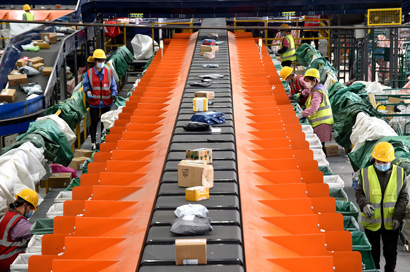 Employees of Handan branch of China Post work by an automatic sorting belt, Nov. 9, 2020. (Photo by Hao Qunying/People's Daily Online) Employees of Handan branch of China Post work by an automatic sorting belt, Nov. 9, 2020. (Photo by Hao Qunying/People's Daily Online)