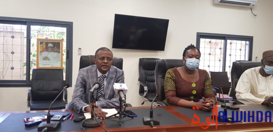 Le ministre des Finances et du Budget, Tahir Hamid Nguilin, et la secrétaire d'État aux Finances et au Budget, Alixe Naïmbaye. © Ben Kadabio/Alwihda Info Le ministre des Finances et du Budget, Tahir Hamid Nguilin, et la secrétaire d'État aux Finances et au Budget, Alixe Naïmbaye. © Ben Kadabio/Alwihda Info