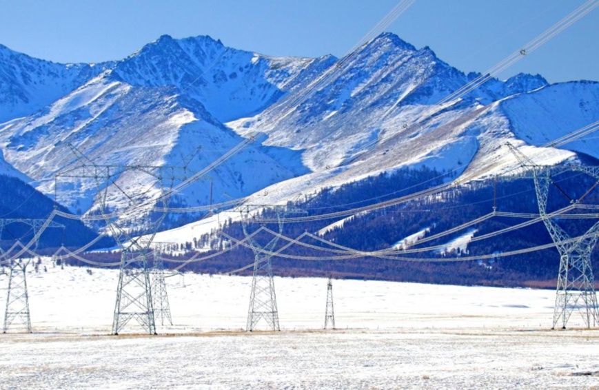 Photo taken on Dec. 30, 2020 shows power transmission lines at the foot of the Tianshan Mountain in Hami, northwest China's Xinjiang Uygur autonomous region. (Photo by Cai Zengle/People's Daily Online)