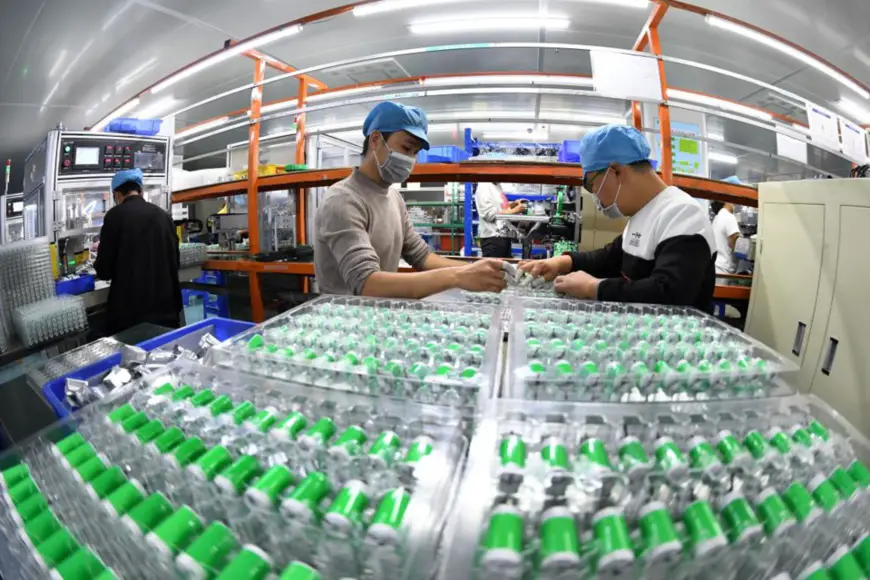 Workers are busy producing lithium-ion batteries in a company in Yichun, east China’s Jiangxi province, Dec. 2, 2020. (Photo by Zhou Liang/People’s Daily Online)