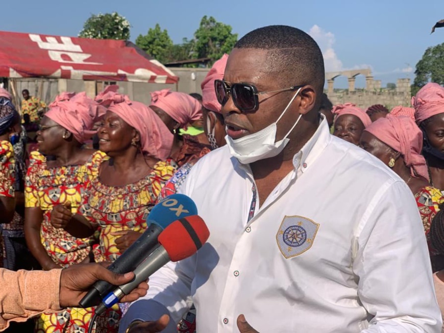 Le député Brice Dimitri Bayendissa, au cours de sa campagne de sensibilisation Le député Brice Dimitri Bayendissa, au cours de sa campagne de sensibilisation