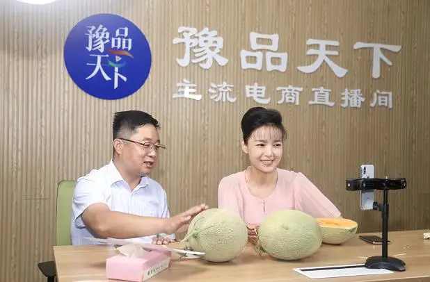 Photo taken on July 3, 2020, shows people promoting Hami melons from northwest China’s Xinjiang Uygur autonomous region via live-streaming show during a live-streaming event launched in central China’s Henan province for stimulating consumption of products from Xinjiang. (Photo/Orient Today)