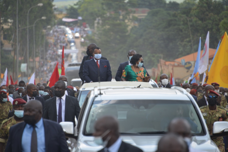 Bain de foule à Dolisie. Bain de foule à Dolisie.