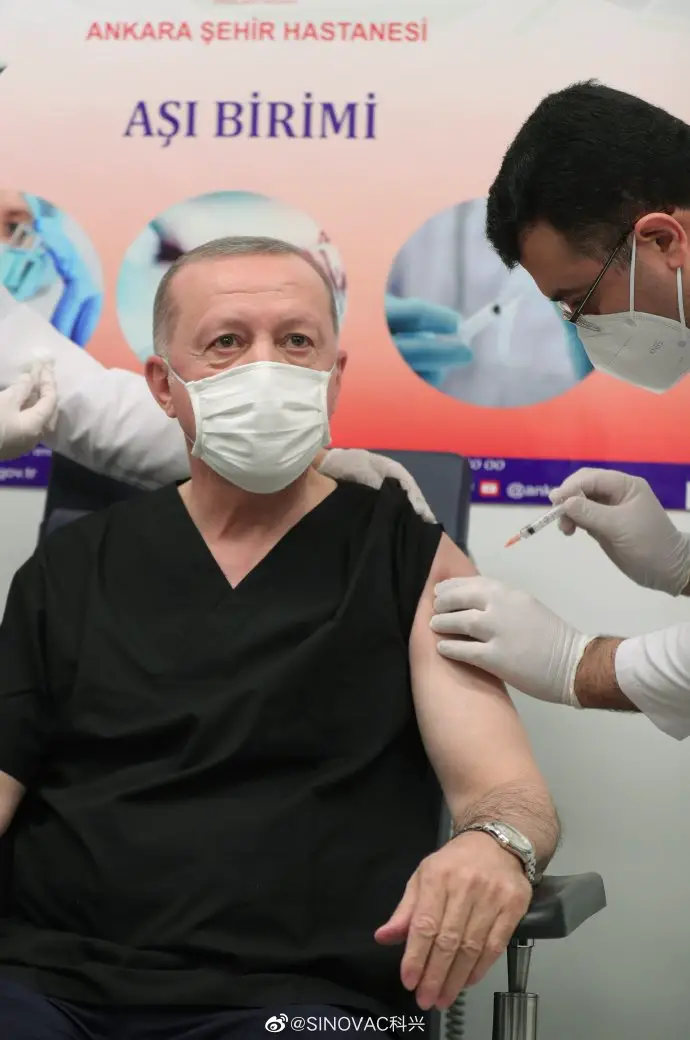 Turkish President Recep Tayyip Erdogan receives the CoronaVac vaccine in Ankara on Jan. 14. He announced his vaccination on social media later. (Photo from Erdogan's Twitter page)