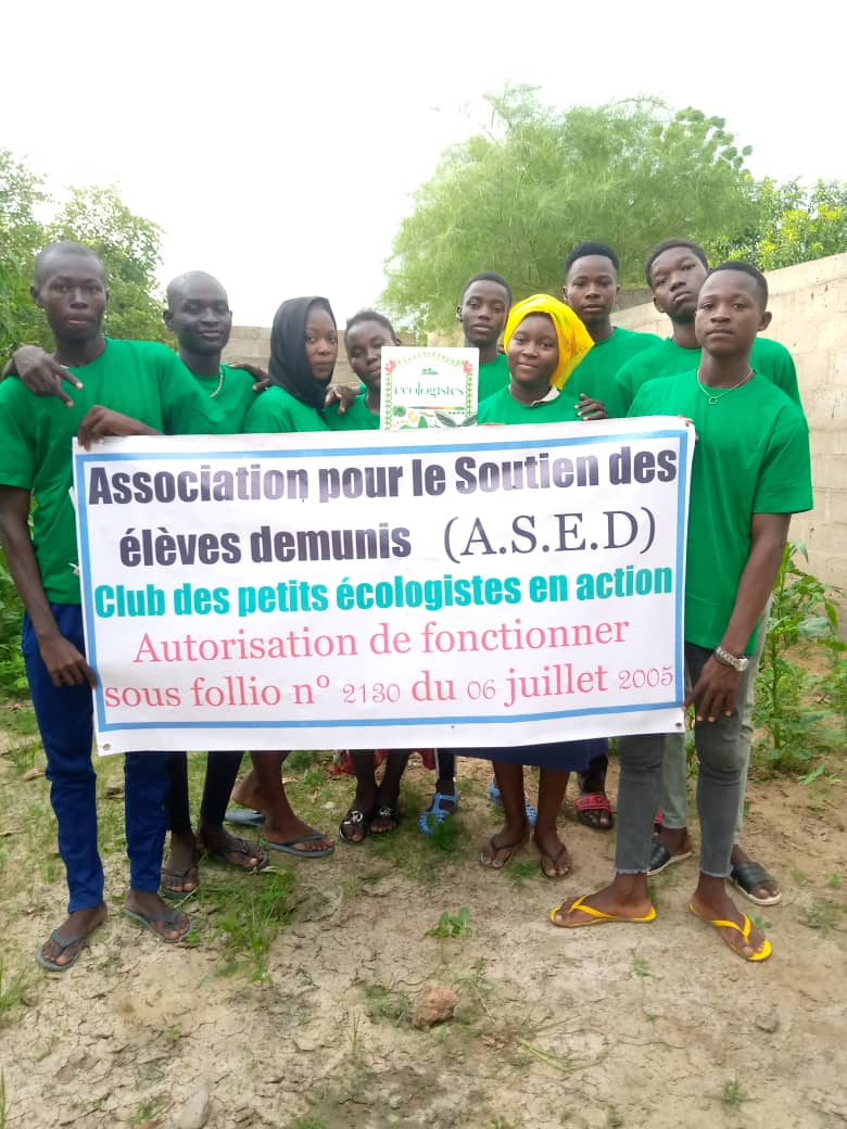 Environnement : le Club des petits écologistes en action balaie le pont à double voie à N'Djamena Environnement : le Club des petits écologistes en action balaie le pont à double voie à N'Djamena