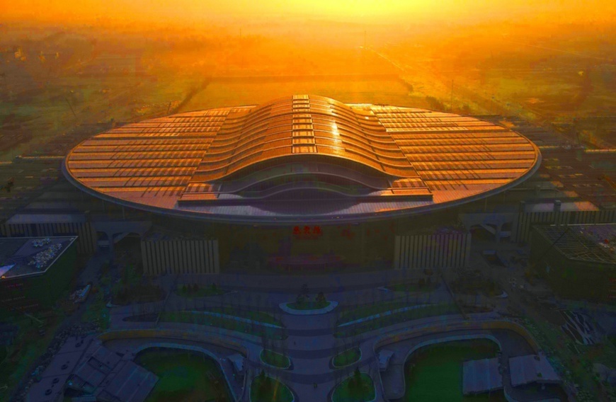 Photo taken on Jan. 1, shows an aerial view of the Xiong’an Railway Station along the Beijing-Xiong’an intercity railway in rays of the morning sunshine. (Photo by Sun Lijun/People’s Daily Online)