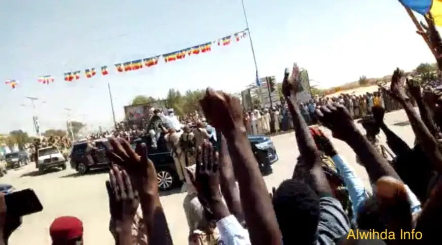 Tchad : des étudiants scandent "bourse" au passage du président à Abéché
