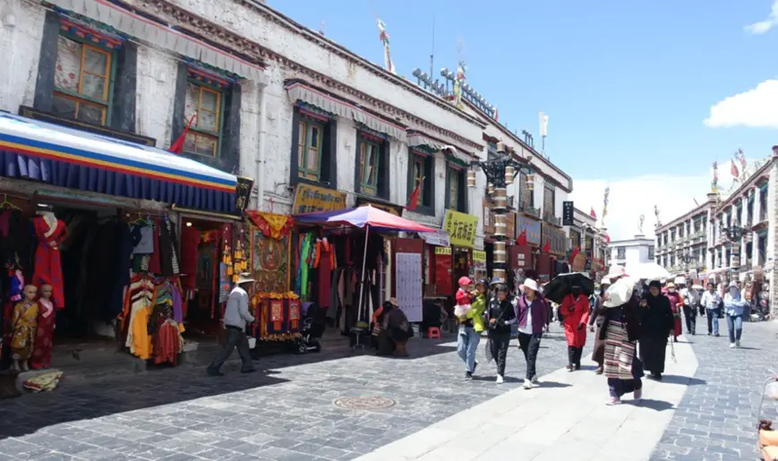 Photo taken on August 15, 2019 shows visitors strolling along a busy street in Lhasa, capital of southwest China’s Tibet autonomous region. (Photo by Liao Zuping/People’s Daily Online)
