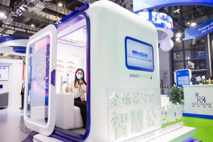 A visitor visits an unmanned vaccination cabin exhibited for the first time by Sanofi, a global biopharmaceutical company, at the public health and epidemic prevention exhibition area of the 3rd China International Import Expo, Nov. 6, 2020. (Photo by Zhai Huiyong/People's Daily Online)
