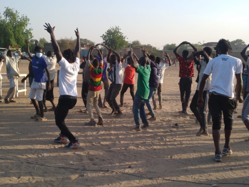 Tchad : Dakouna Espoir présente la "danse du Maréchal" avec les enfants de la rue Tchad : Dakouna Espoir présente la "danse du Maréchal" avec les enfants de la rue