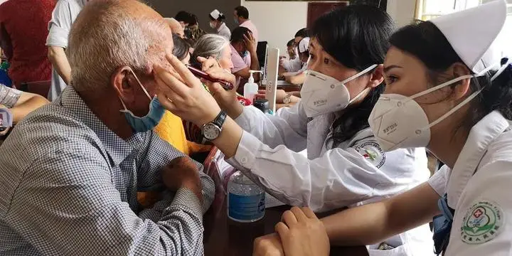 Medical workers aiding Xijiang Uygur autonomous region from east China’s Zhejiang province check health conditions for villagers in Awat county, Aksu prefecture, Xinjiang Uygur autonomous region, June 18, 2020. (Photo by Zhejiang News)