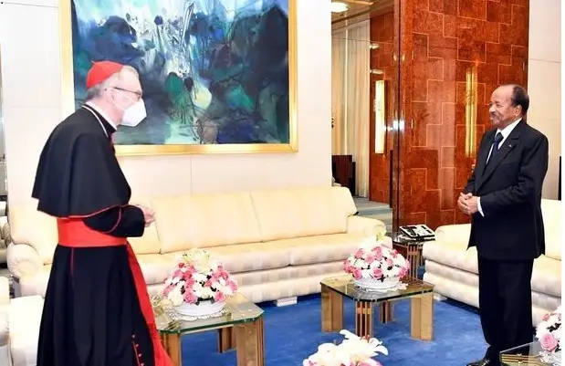 Le président Paul Biya et le Cardinal Pietro Parolin, au Palais de l’Unité.