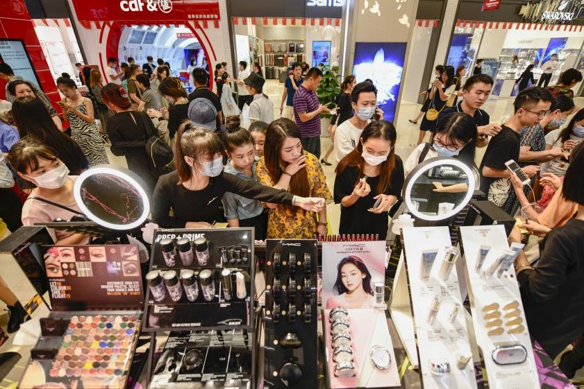 People shop at the Haikou Riyue Plaza duty-free shop in south China's Hainan province, Oct. 8, 2020. (Photo by Wang Chenglong/People's Daily Online) People shop at the Haikou Riyue Plaza duty-free shop in south China's Hainan province, Oct. 8, 2020. (Photo by Wang Chenglong/People's Daily Online)