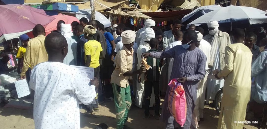 Tchad : une ONG distribue des masques et affiches au marché moderne d'Ati Tchad : une ONG distribue des masques et affiches au marché moderne d'Ati