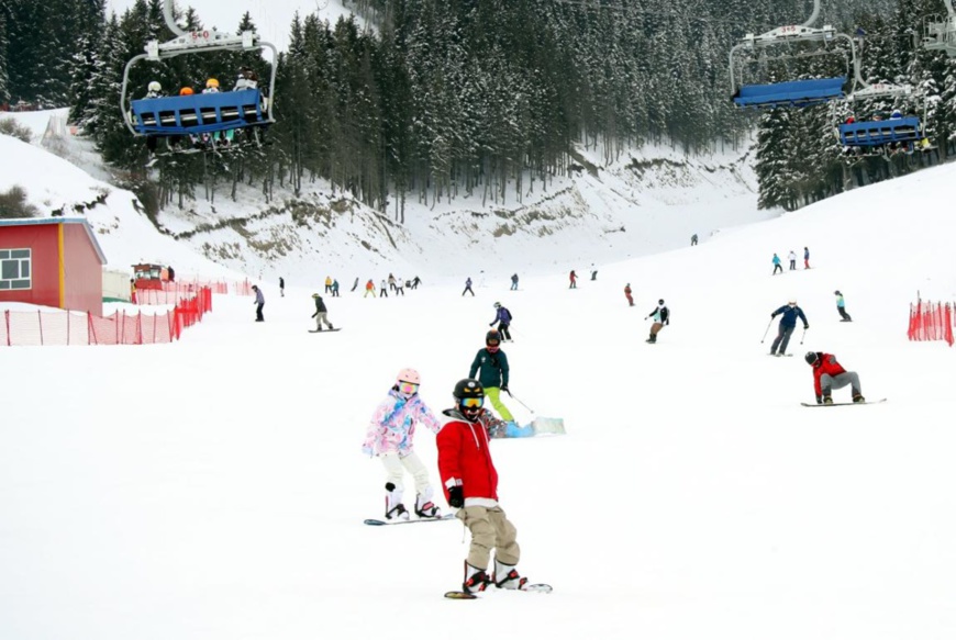 People ski on a piste at Silkroad Resort, Urumqi, capital of northwest China's Xinjiang Uygur autonomous region, Dec. 6, 2020. (Photo by Zhang Xiuke/People's Daily Online)