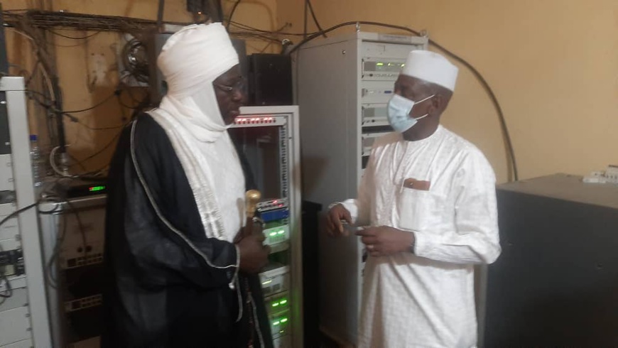 Tchad : Le Sultan Cherif Abdelhadi Mahadi visite les radios du Ouaddaï Tchad : Le Sultan Cherif Abdelhadi Mahadi visite les radios du Ouaddaï