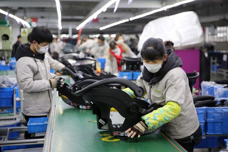 Employees with a small and micro enterprise are busy with production in Xingtai, north China's Hebei province, Feb. 27, 2020. Amid the COVID-19 outbreak, Xingtai rolled out policies to cut taxes and administrative fees for enterprises and help them resume production. (Photo by Chai Gengli/People's Daily Online)