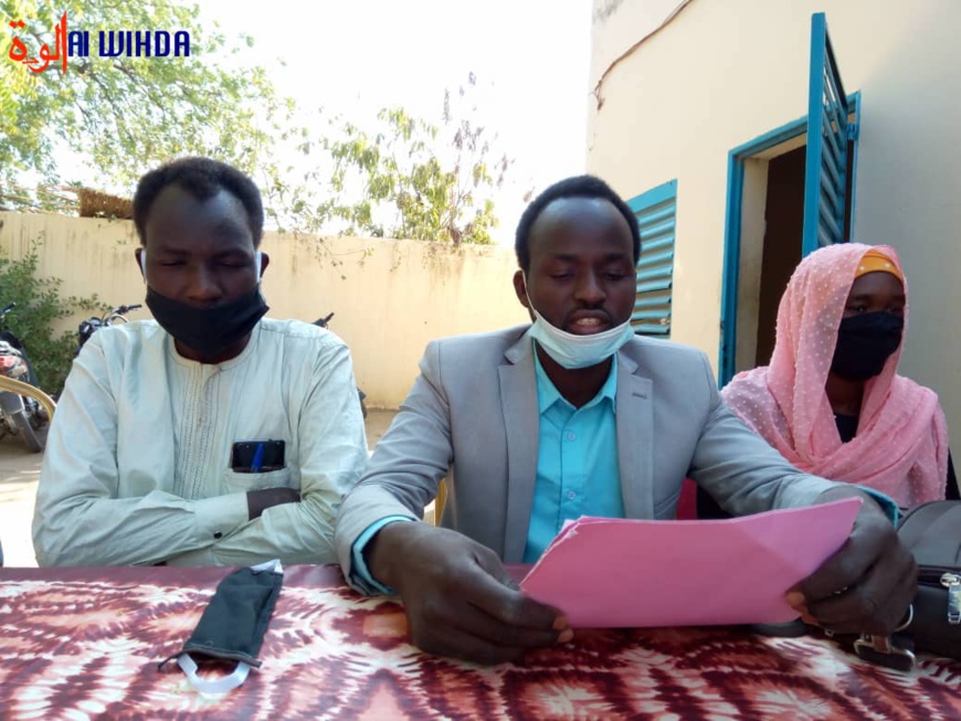 Des jeunes d'Abéché au cours d’une cérémonie de sensibilisation sur le recensement. Des jeunes d'Abéché au cours d’une cérémonie de sensibilisation sur le recensement.