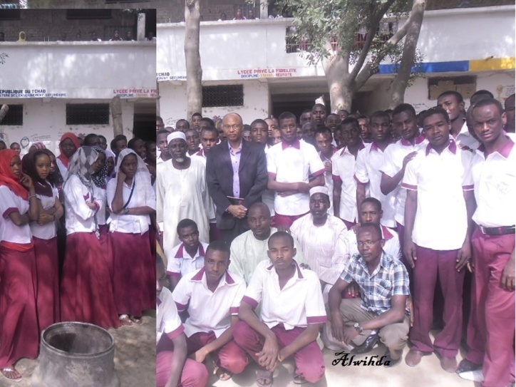 Ahmat Yacoub Dabio et Issa Senghor au milieu des élèves du lycée Privée La Fidélité. Crédits photos : Alwihda