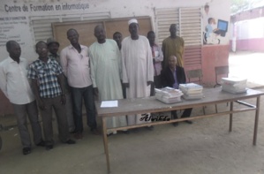 Tchad: Ahmat Yacoub remet des livres au Lycée "la Fidélité" de N'djamena