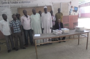 Tchad: Ahmat Yacoub remet des livres au Lycée "la Fidélité" de N'djamena Tchad: Ahmat Yacoub remet des livres au Lycée "la Fidélité" de N'djamena