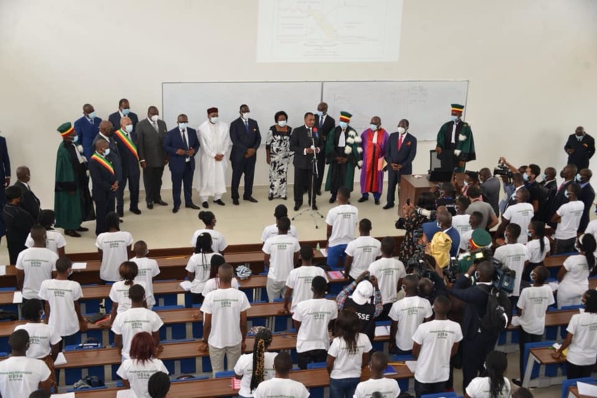 Les étudiants en face des chefs d'Etat. Les étudiants en face des chefs d'Etat.