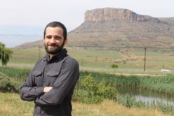 Le Dr Vidal mène cette étude en partenariat avec le Dr Ralph Clark, directeur de l'ARU sur le campus Qwaqwa de l'UFS. Le Dr Vidal mène cette étude en partenariat avec le Dr Ralph Clark, directeur de l'ARU sur le campus Qwaqwa de l'UFS.