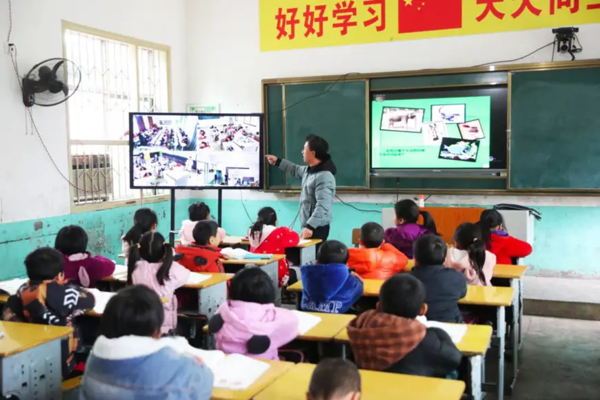 Students in Changting village, central China's Hunan province, share a science class with first graders of several other primary schools via live-steaming, Dec. 8, 2020. (Photo by Liu Guixiong/People's Daily Online)