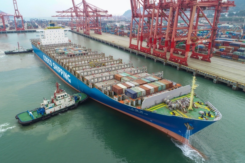 A container vessel docks at a wharf in Lianyungang port, east China’s Jiangsu province, Oct. 13. Photo by Wang Jianmin/People’s Daily Online