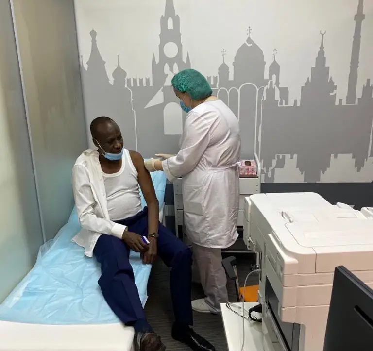 Russie : l'ambassadeur du Tchad vacciné contre la Covid-19
