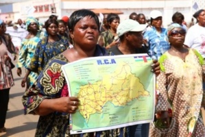 BANGUI. Une manifestante brandit la carte de la RCA en décembre 2012 lors d'une manifestation. Crédits photos : Diaspora Media