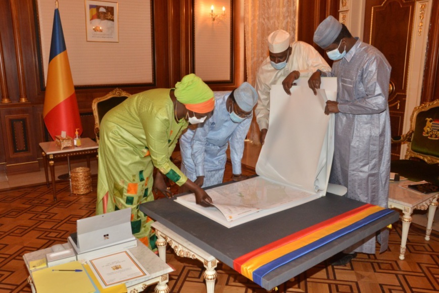 Tchad : le président reçoit les plans de la ville de N'Djamena Tchad : le président reçoit les plans de la ville de N'Djamena