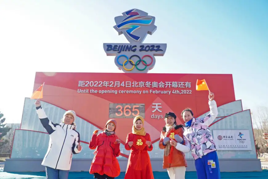 Local residents pose for photo at the countdown screen for the opening ceremony of the Beijing 2022 Olympic Games in Zhangjiakou City, north China's Hebei Province on Feb. 4. Photo by Bi Ruixiang/People’s Daily Online