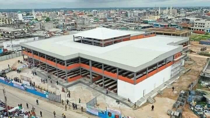 Une vue partielle du marché moderne de Pointe Noire.