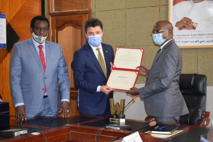 Tchad : le prix du leader mondial du tourisme décerné à Idriss Deby Tchad : le prix du leader mondial du tourisme décerné à Idriss Deby