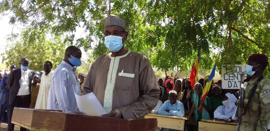 Tchad : 1000 tables-bancs offerts aux élèves de la province du Batha Tchad : 1000 tables-bancs offerts aux élèves de la province du Batha