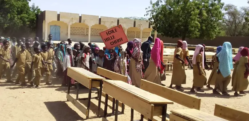 Tchad : 1000 tables-bancs offerts aux élèves de la province du Batha