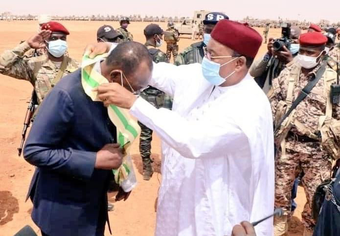 Niger : Idriss Deby élevé à la dignité de Grande Croix de l’Ordre National