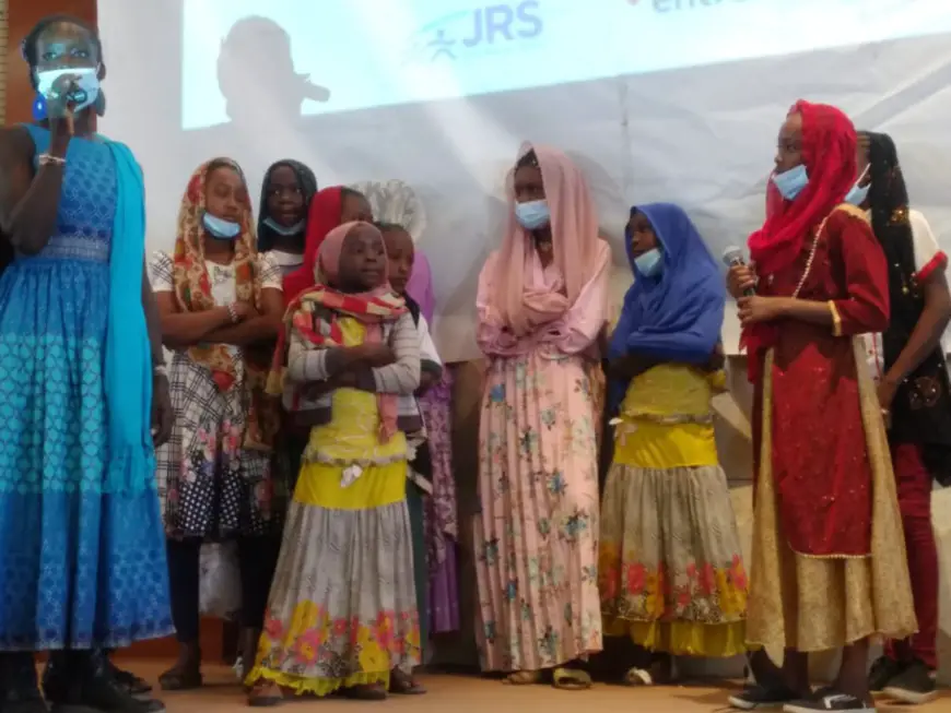 Tchad : des filles réfugiées réalisent le conte pour enfants "Afaf et l'oeuf doré"