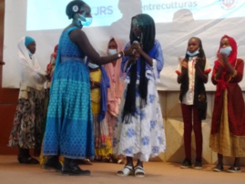 Tchad : des filles réfugiées réalisent le conte pour enfants "Afaf et l'oeuf doré" Tchad : des filles réfugiées réalisent le conte pour enfants "Afaf et l'oeuf doré"