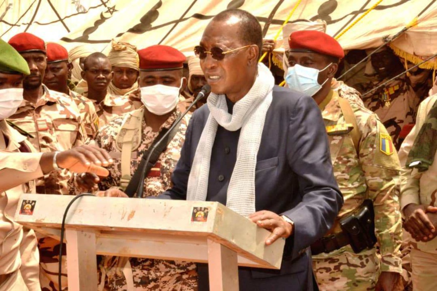 Idriss Deby au bataillon tchadien : "ne reculez pas devant l’ennemi (...) ils mordront la poussière" Idriss Deby au bataillon tchadien : "ne reculez pas devant l’ennemi (...) ils mordront la poussière"