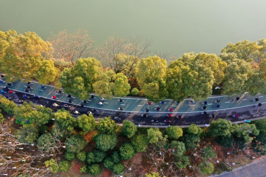 Tourists are biking at a wetland park in Nanchang, east China's Jiangxi Province, Jan. 4. (Photo by Shi Yu/People's Daily Online)