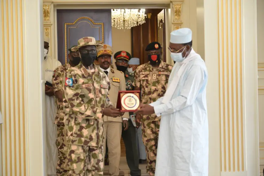 Tchad : le chef de l'armée nigériane s'est entretenu avec le président. © PR