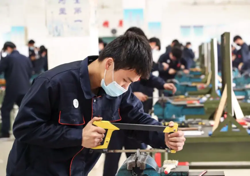 Photo taken on March 20, 2021, shows students taking part in a test on professional skills of bench workers held in Huai’an, east China’s Jiangsu province, for the recruitment of mechanical and electrical majors for colleges and universities. (Photo by Zhao Qirui/People’s Daily Online)