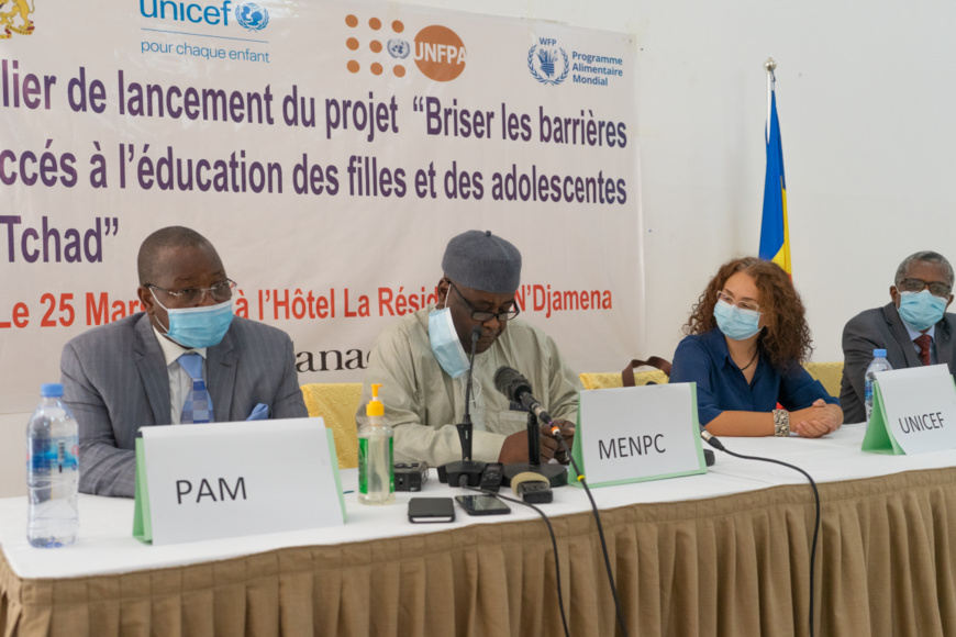 Le Tchad et ses partenaires s'impliquent pour éliminer les barrières d'accès à l'éducation des filles. © WFP/Maria Gallar