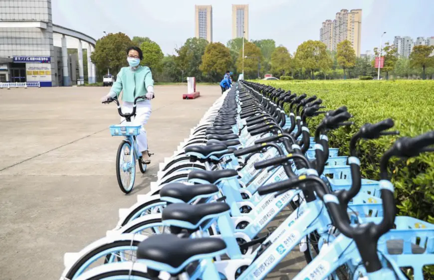 A teacher of the Huaiyin Institute of Technology in Huai’an, east China’s Jiangsu province, rides a shared bike in the campus, April 18, 2020. (Photo by Zhao Qirui/People’s Daily Online)