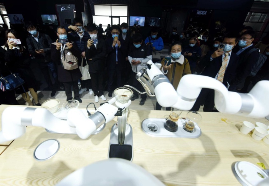 A 5G-based robot makes coffee at the Mobile World Congress 2021, Feb. 23. (Photo by Long Wei/People's Daily Online)