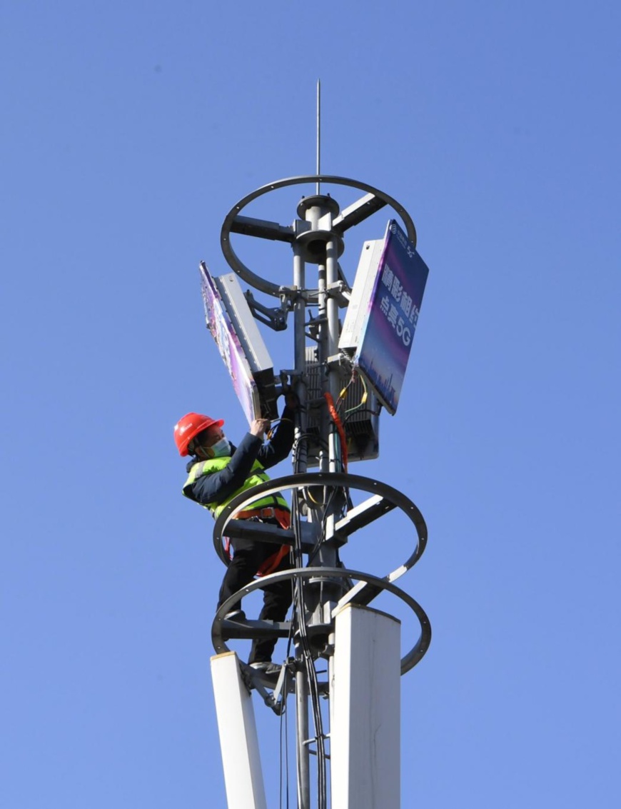 A China Mobile employee adjusts and tests 5G base station equipment in Xiangyang, Central China’s Hubei Province on Jan.11. Photo by Chen Quanlin/People’s Daily Online