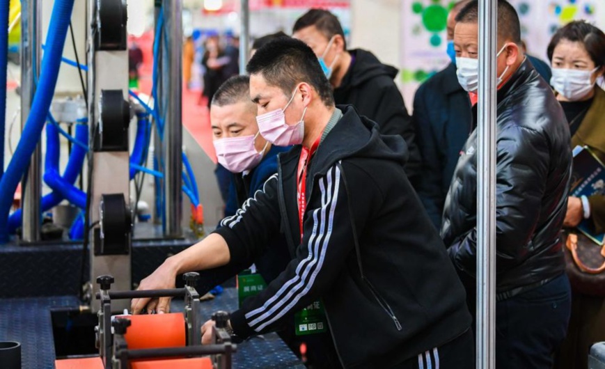 An exhibitor presents a machine on exhibit at an agricultural expo in Hohhot, North China's Inner Mongolia Autonomous Region on March 16. The three-day event, which ends on March 18, has attracted more than 450 companies from across the country to showcase their latest technologies and patented products, in a fresh push for rural and pastoral revitalization. Photo by Ding Genhou/People’s Daily Online